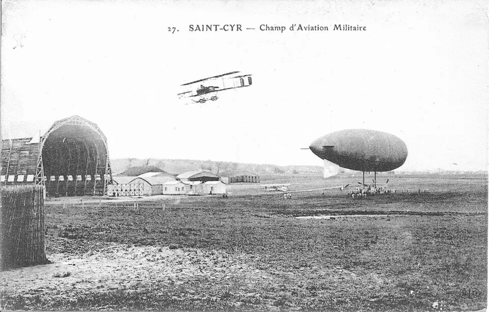 Carte postale ancienne du champ d'aviation militaire de Saint-Cyr, avec un dirigeable