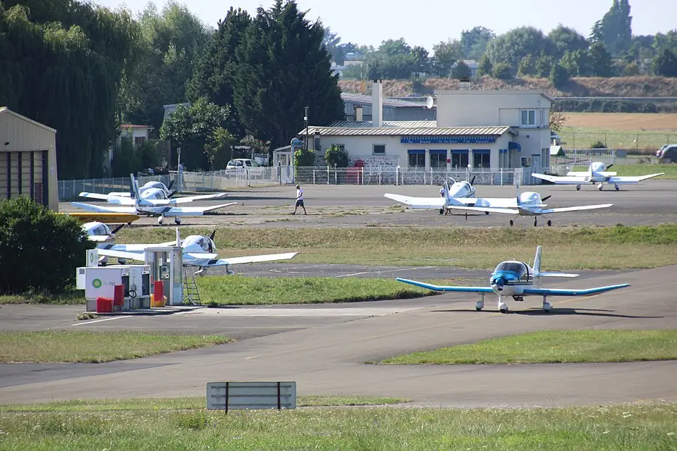 Avions légers sur l'aérodrome de Saint-Cyr-l'École