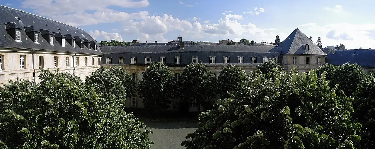 Le lycée militaire de Saint-Cyr vu depuis la cour