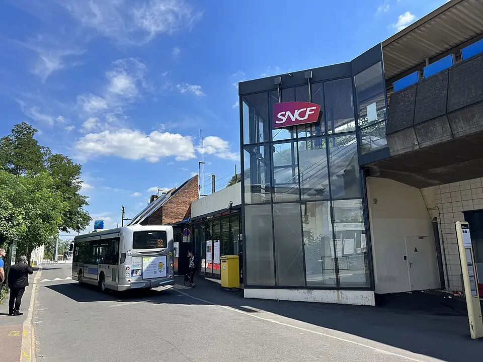 Gare de Saint-Cyr, desservie par le RER C, les lignes N et U et le tram T13